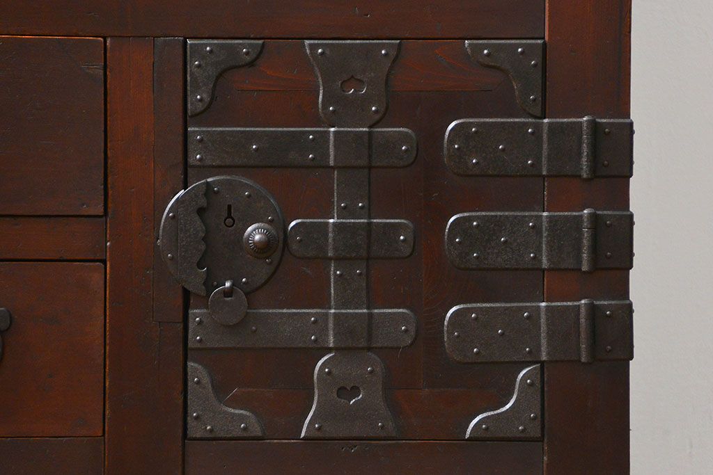 アンティーク家具　古民具・骨董 分厚い金具の美濃帳場箪笥