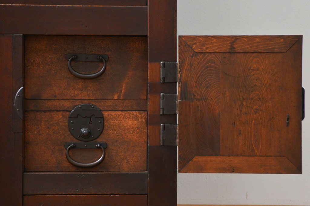 アンティーク家具　古民具・骨董 分厚い金具の美濃帳場箪笥