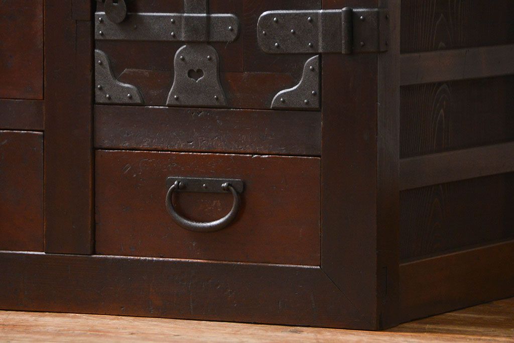 アンティーク家具　古民具・骨董 分厚い金具の美濃帳場箪笥