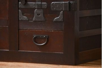 アンティーク家具　古民具・骨董 分厚い金具の美濃帳場箪笥