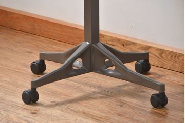 中古美品　ハーマン・ミラー　ティアドロップテーブル