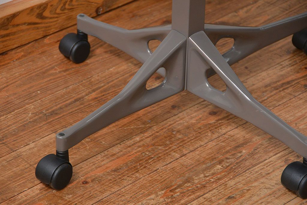 中古美品　ハーマン・ミラー　ティアドロップテーブル