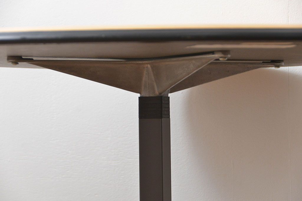 中古美品　ハーマン・ミラー　ティアドロップテーブル