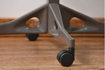 中古美品　ハーマン・ミラー　ティアドロップテーブル