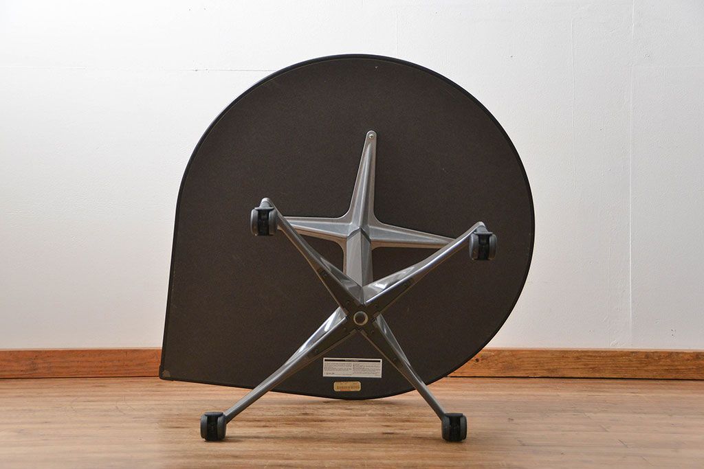中古美品　ハーマン・ミラー　ティアドロップテーブル