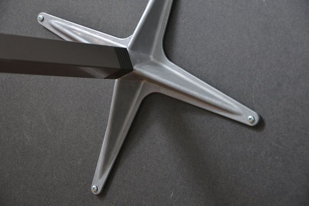 中古美品　ハーマン・ミラー　ティアドロップテーブル