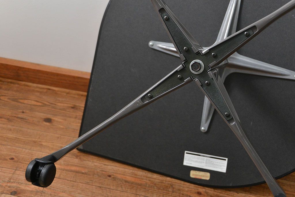 中古美品　ハーマン・ミラー　ティアドロップテーブル