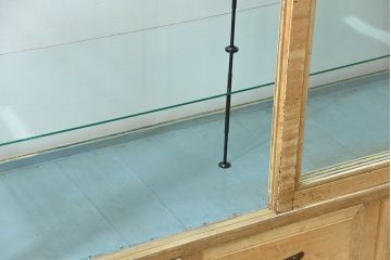 アンティーク家具 アンティーク 味のあるペンキのはげた大きなガラスケース(ショーケース)