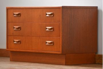 北欧ビンテージ家具　1960年頃　小振りなチェスト(1)