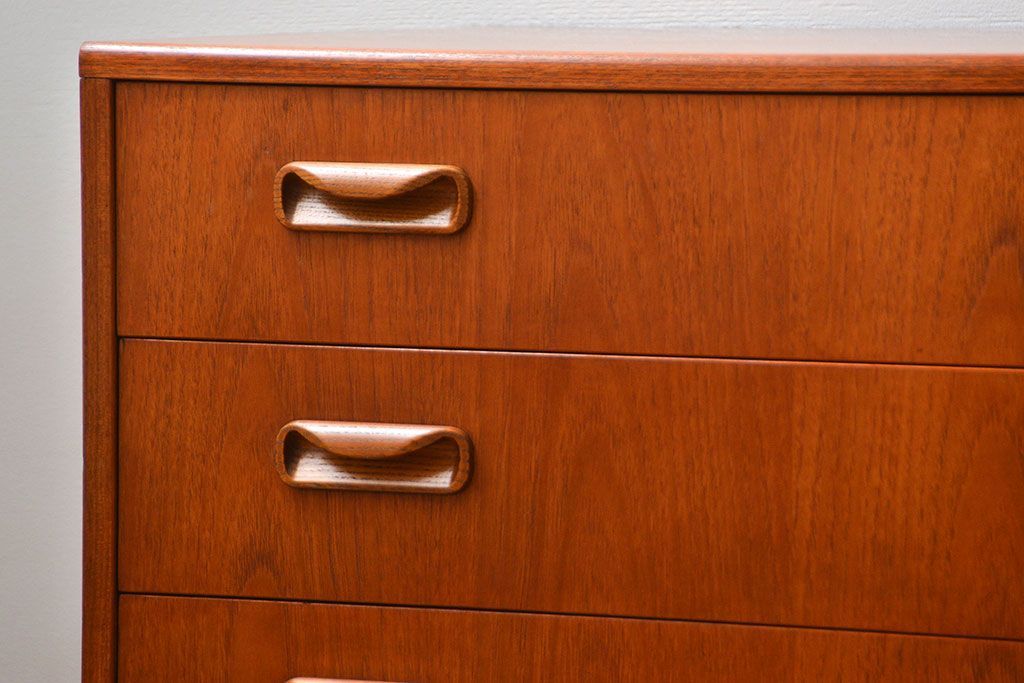 北欧ビンテージ家具　1960年頃　小振りなチェスト(1)