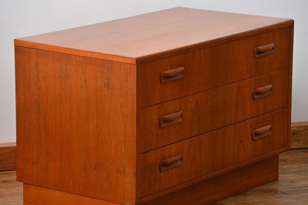 ヴィンテージ家具　北欧ビンテージ　G-PLAN　小振りなチェスト(2)