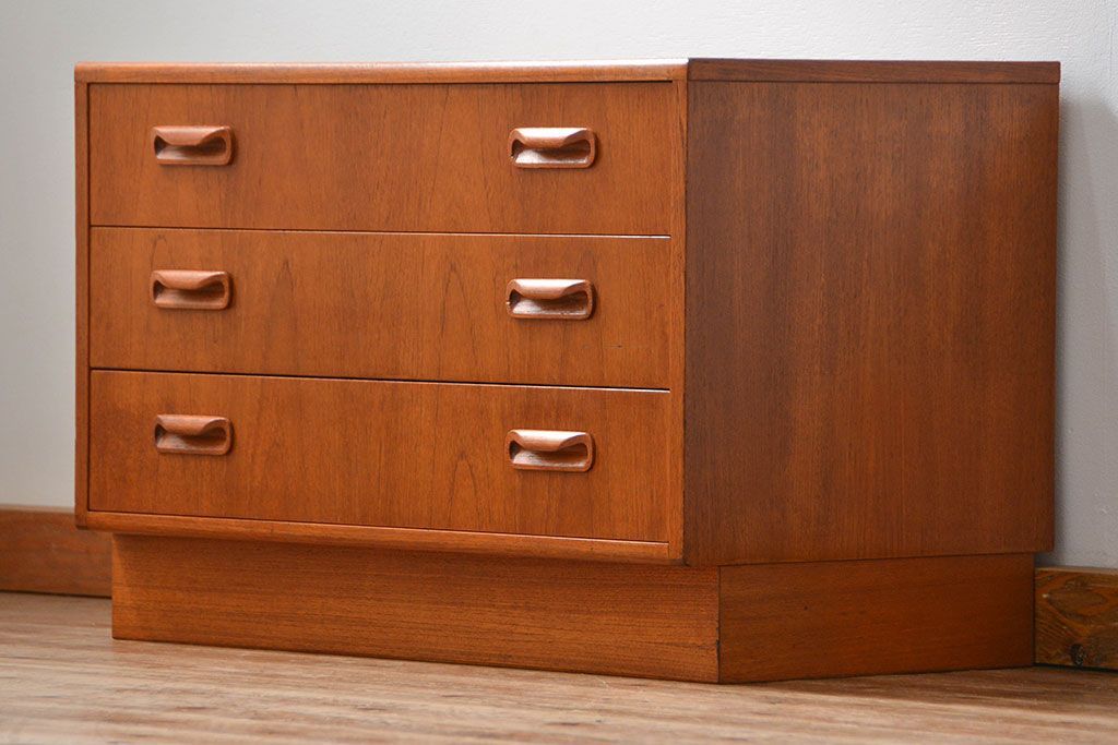 ヴィンテージ家具　北欧ビンテージ　G-PLAN　小振りなチェスト(2)