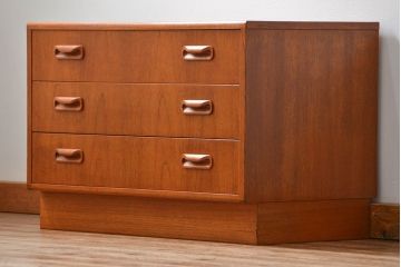 ヴィンテージ家具　北欧ビンテージ　G-PLAN　小振りなチェスト(2)