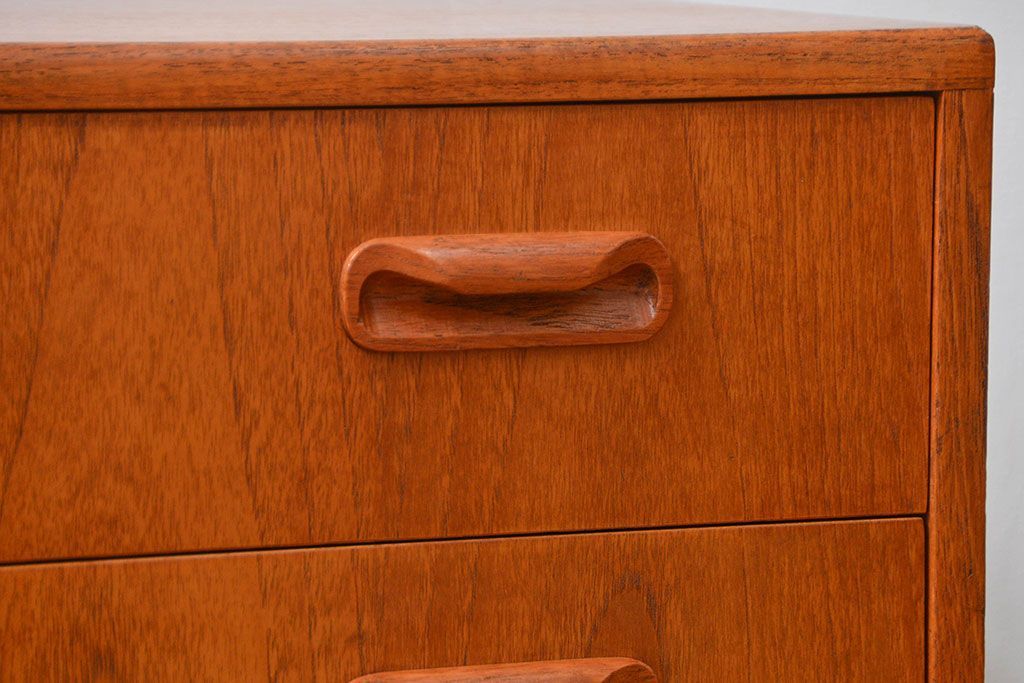 ヴィンテージ家具　北欧ビンテージ　G-PLAN　小振りなチェスト(2)