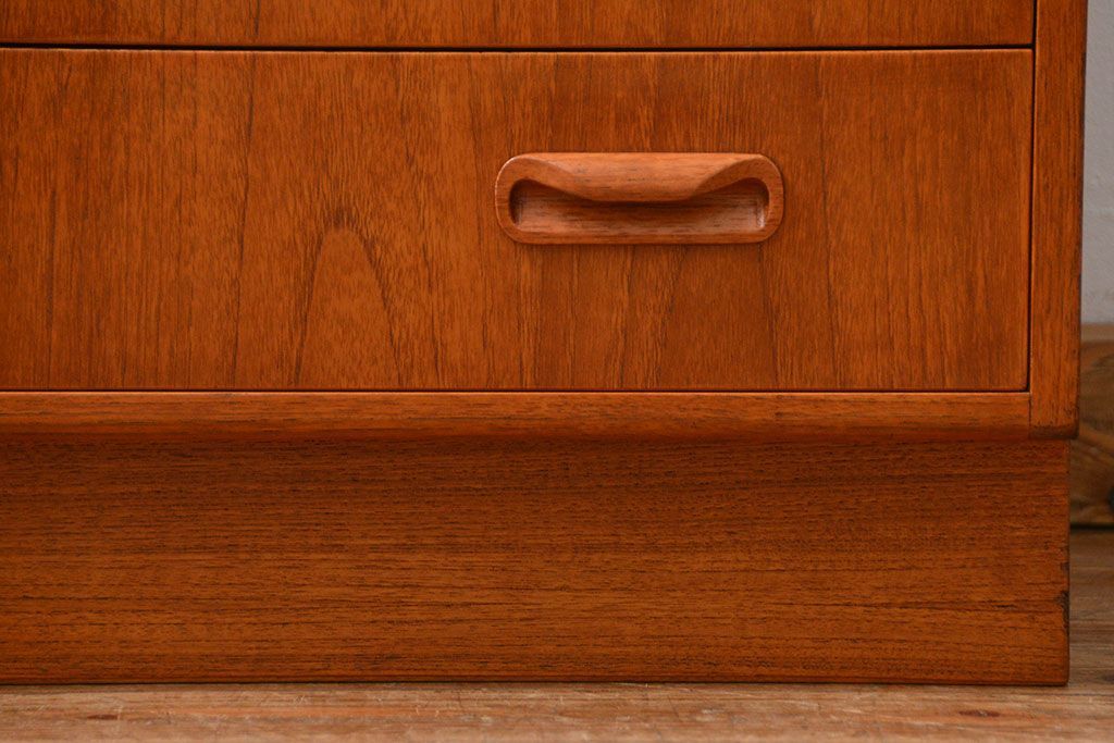 ヴィンテージ家具　北欧ビンテージ　G-PLAN　小振りなチェスト(2)