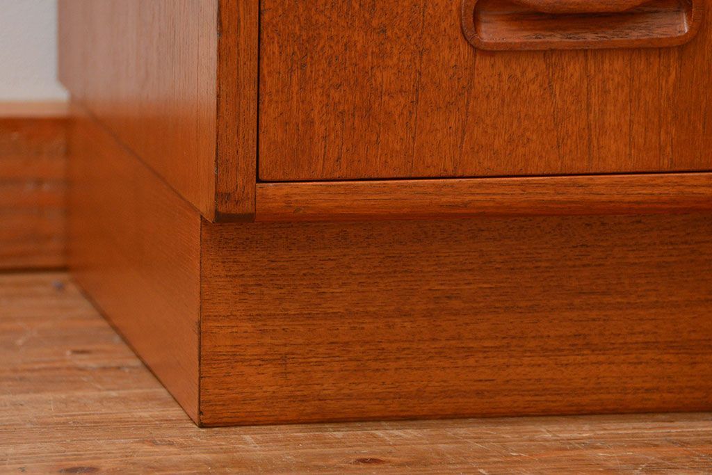 ヴィンテージ家具　北欧ビンテージ　G-PLAN　小振りなチェスト(2)