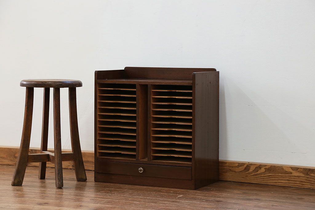 アンティーク家具　アンティーク ガラスの取っ手の小さなカルテケース(書類棚)