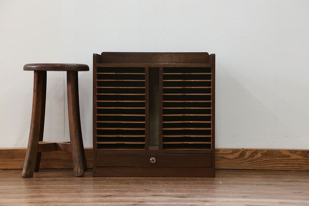 アンティーク家具　アンティーク ガラスの取っ手の小さなカルテケース(書類棚)