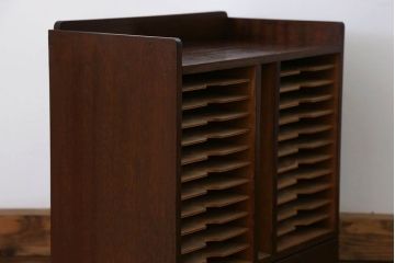 アンティーク家具　アンティーク ガラスの取っ手の小さなカルテケース(書類棚)