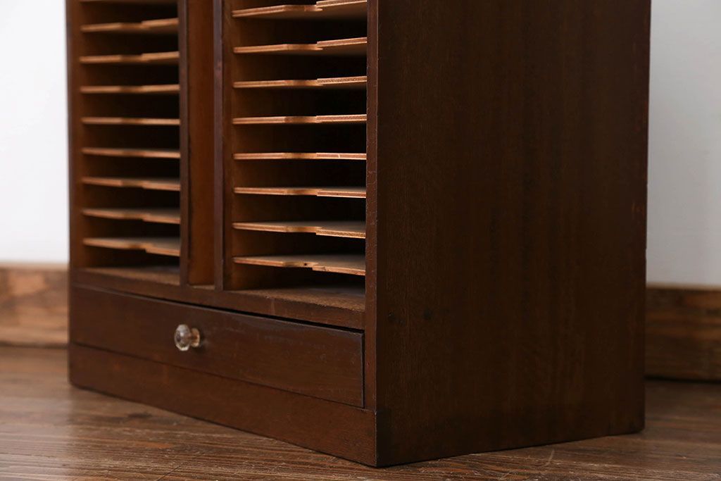 アンティーク家具　アンティーク ガラスの取っ手の小さなカルテケース(書類棚)