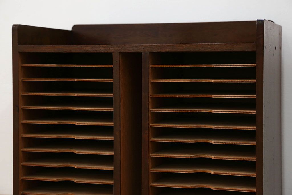 アンティーク家具　アンティーク ガラスの取っ手の小さなカルテケース(書類棚)