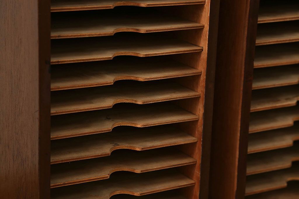 アンティーク家具　アンティーク ガラスの取っ手の小さなカルテケース(書類棚)