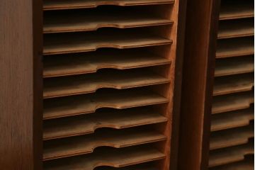 アンティーク家具　アンティーク ガラスの取っ手の小さなカルテケース(書類棚)