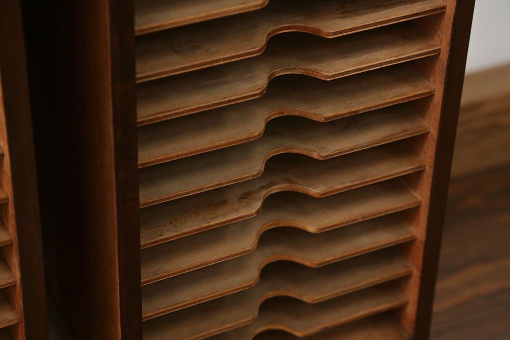 アンティーク家具　アンティーク ガラスの取っ手の小さなカルテケース(書類棚)