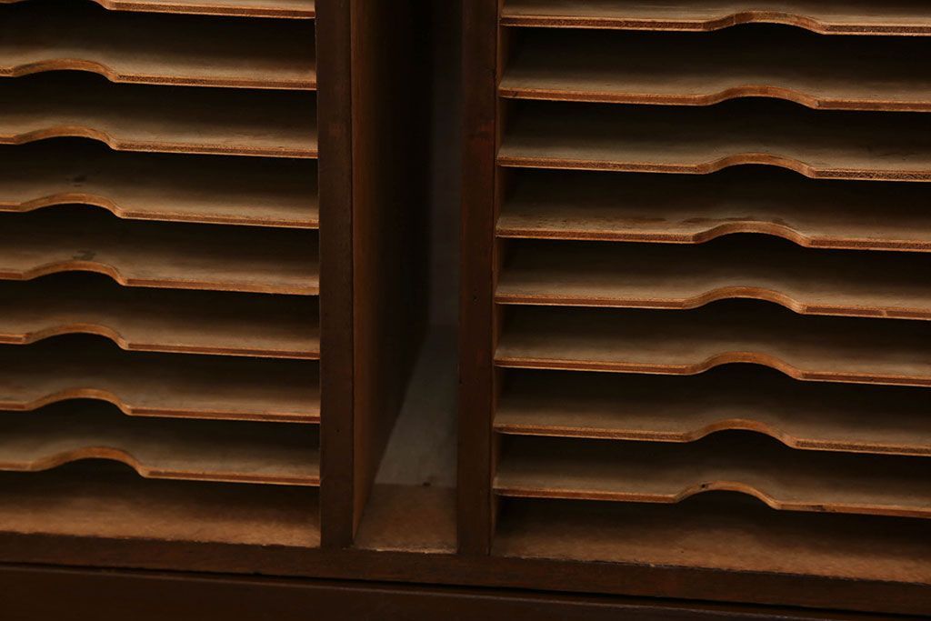 アンティーク家具　アンティーク ガラスの取っ手の小さなカルテケース(書類棚)