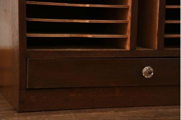 アンティーク家具　アンティーク ガラスの取っ手の小さなカルテケース(書類棚)