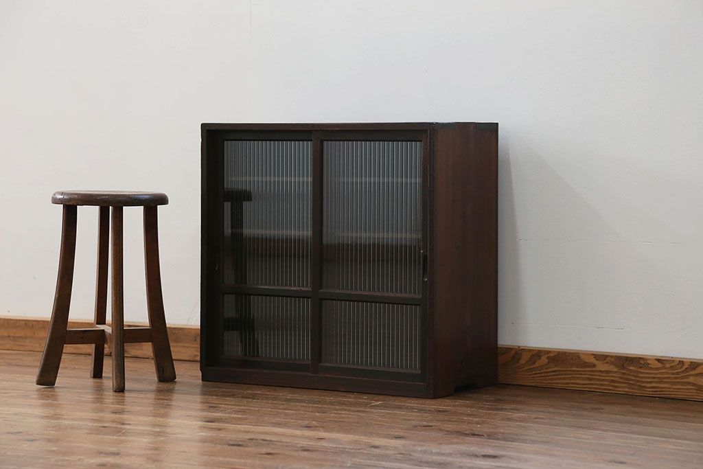 アンティーク家具　アンティーク モールガラス入りの小さな収納棚