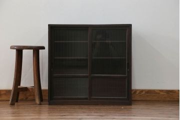 アンティーク家具　アンティーク モールガラス入りの小さな収納棚