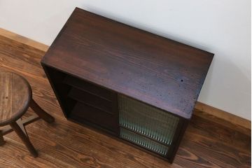 アンティーク家具　アンティーク モールガラス入りの小さな収納棚