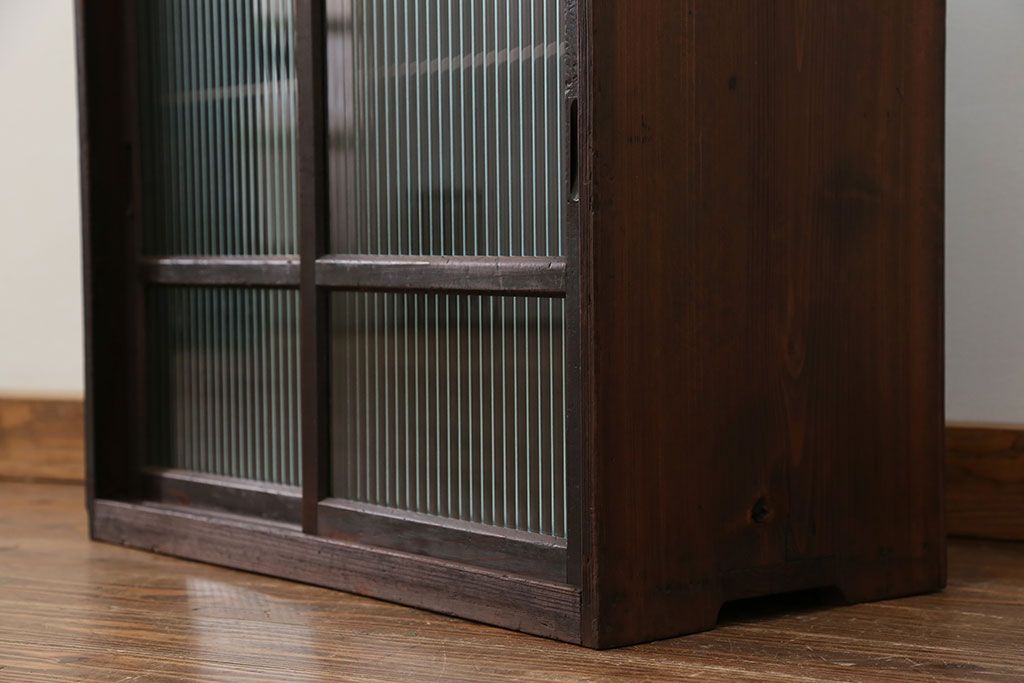 アンティーク家具　アンティーク モールガラス入りの小さな収納棚