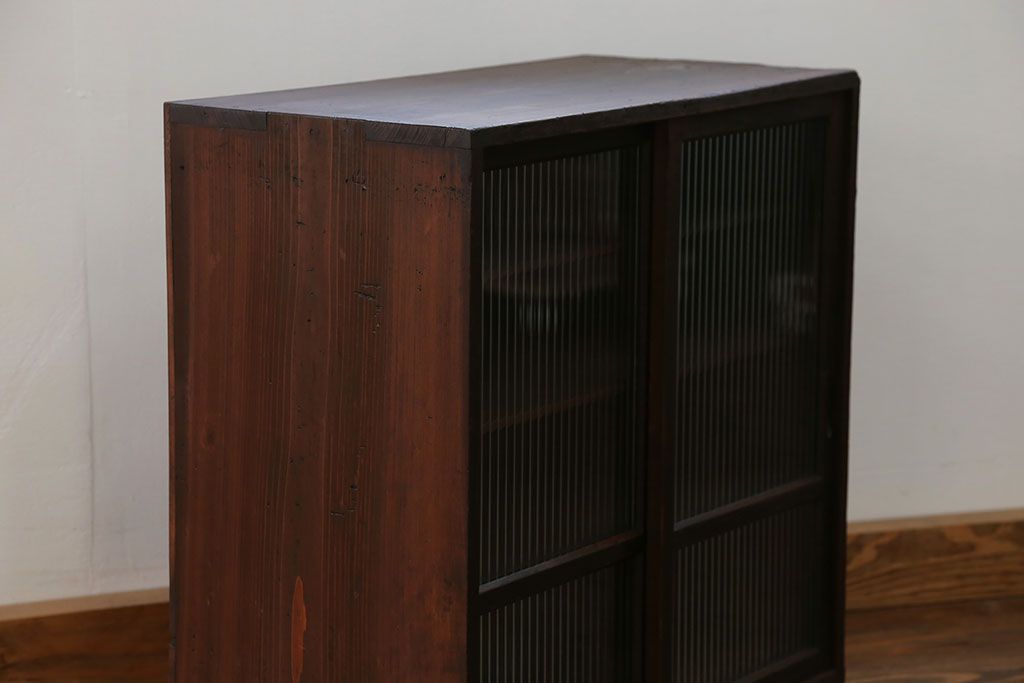 アンティーク家具　アンティーク モールガラス入りの小さな収納棚