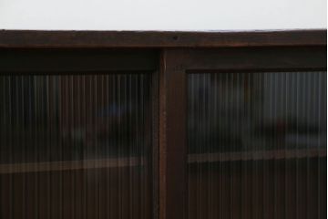 アンティーク家具　アンティーク モールガラス入りの小さな収納棚