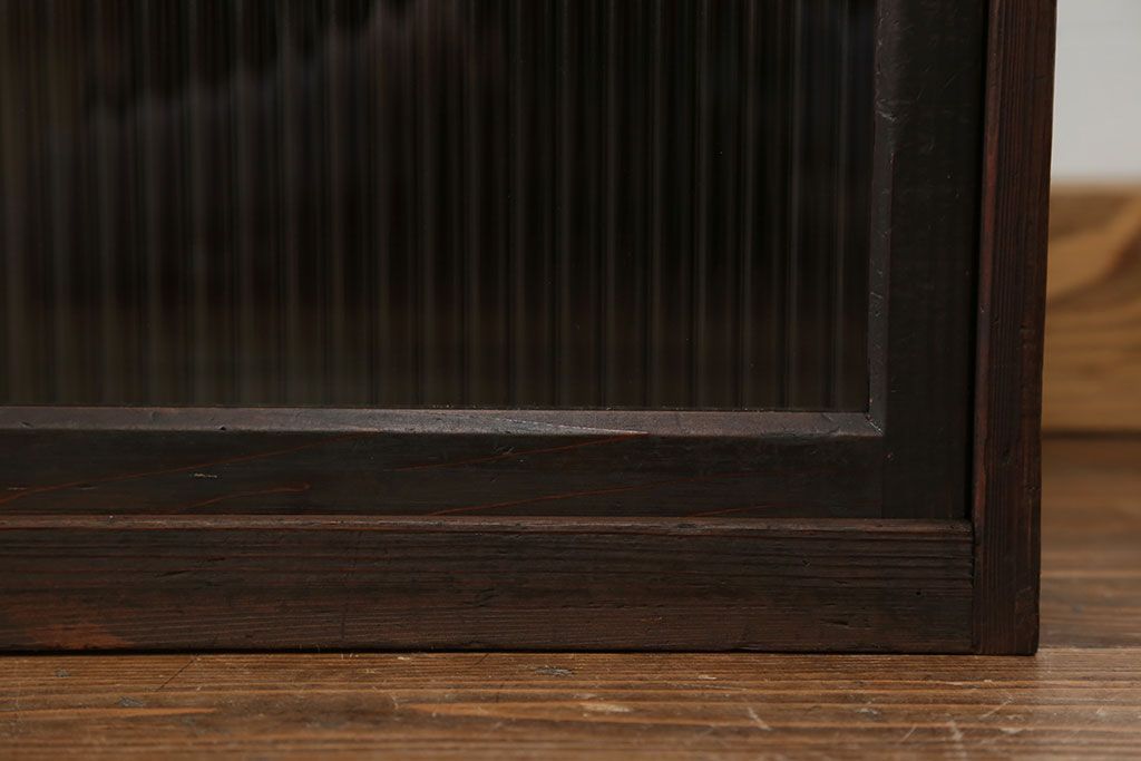 アンティーク家具　アンティーク モールガラス入りの小さな収納棚