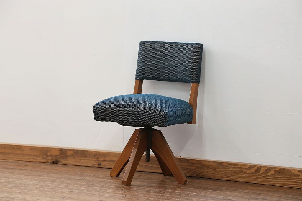 アンティーク家具　アンティーク 古い木の小さな回転椅子(1)(回転イス、チェア)