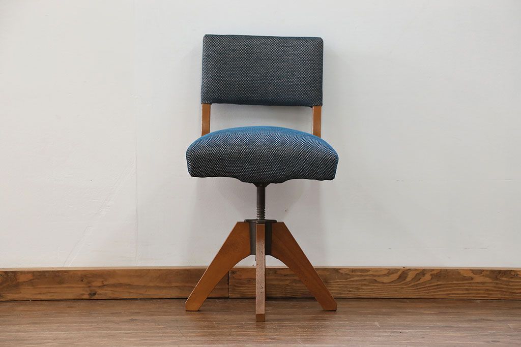 アンティーク家具　アンティーク 古い木の小さな回転椅子(1)(回転イス、チェア)