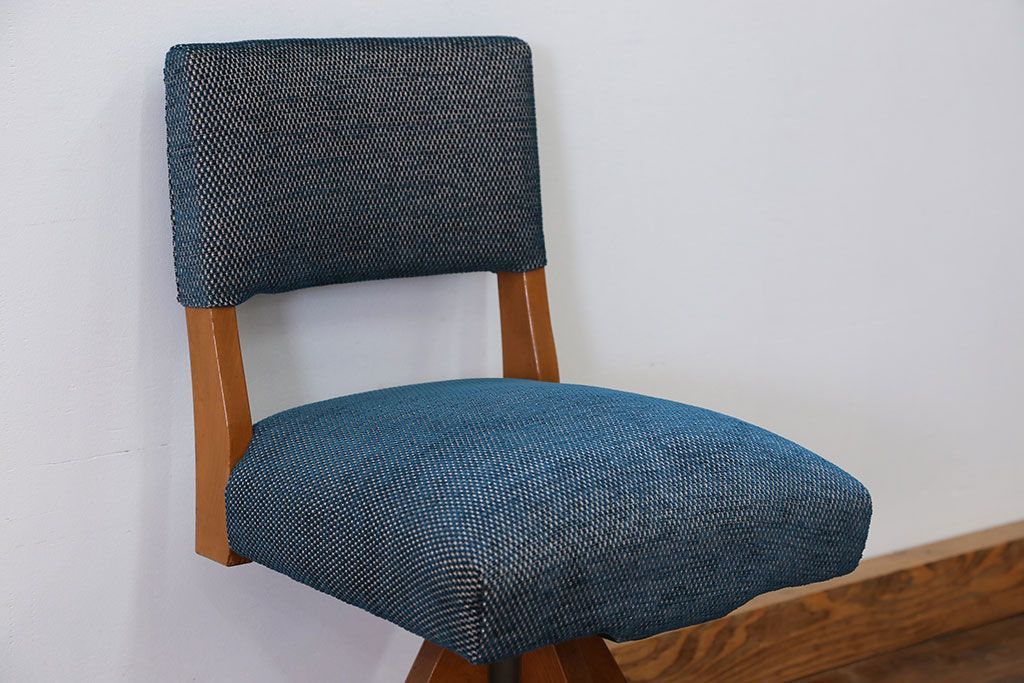 アンティーク家具　アンティーク 古い木の小さな回転椅子(1)(回転イス、チェア)