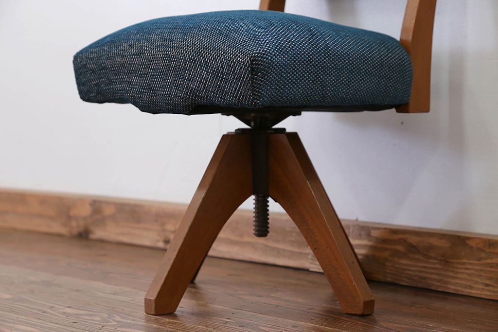 アンティーク家具　アンティーク 古い木の小さな回転椅子(1)(回転イス、チェア)