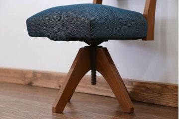 アンティーク家具　アンティーク 古い木の小さな回転椅子(1)(回転イス、チェア)