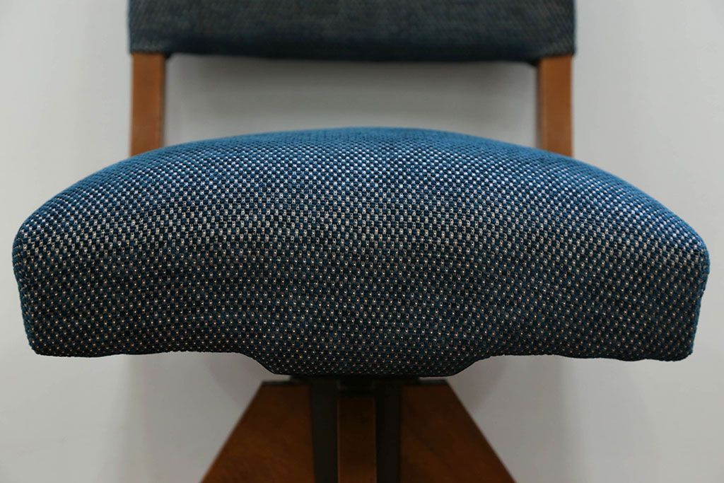 アンティーク家具　アンティーク 古い木の小さな回転椅子(1)(回転イス、チェア)