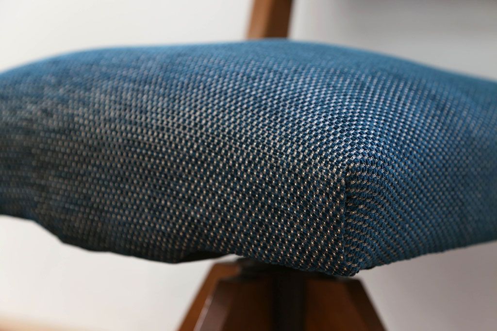 アンティーク家具　アンティーク 古い木の小さな回転椅子(1)(回転イス、チェア)