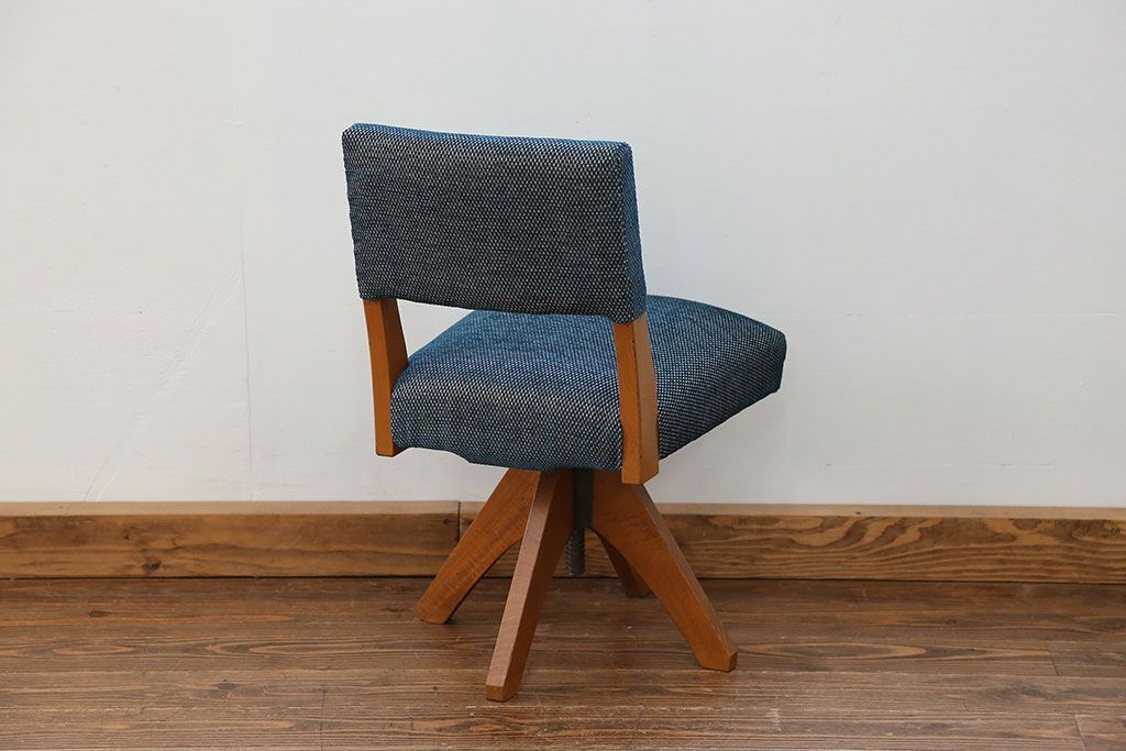 アンティーク家具　アンティーク 古い木の小さな回転椅子(1)(回転イス、チェア)