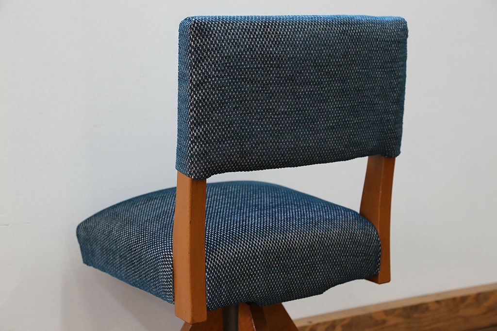 アンティーク家具　アンティーク 古い木の小さな回転椅子(1)(回転イス、チェア)