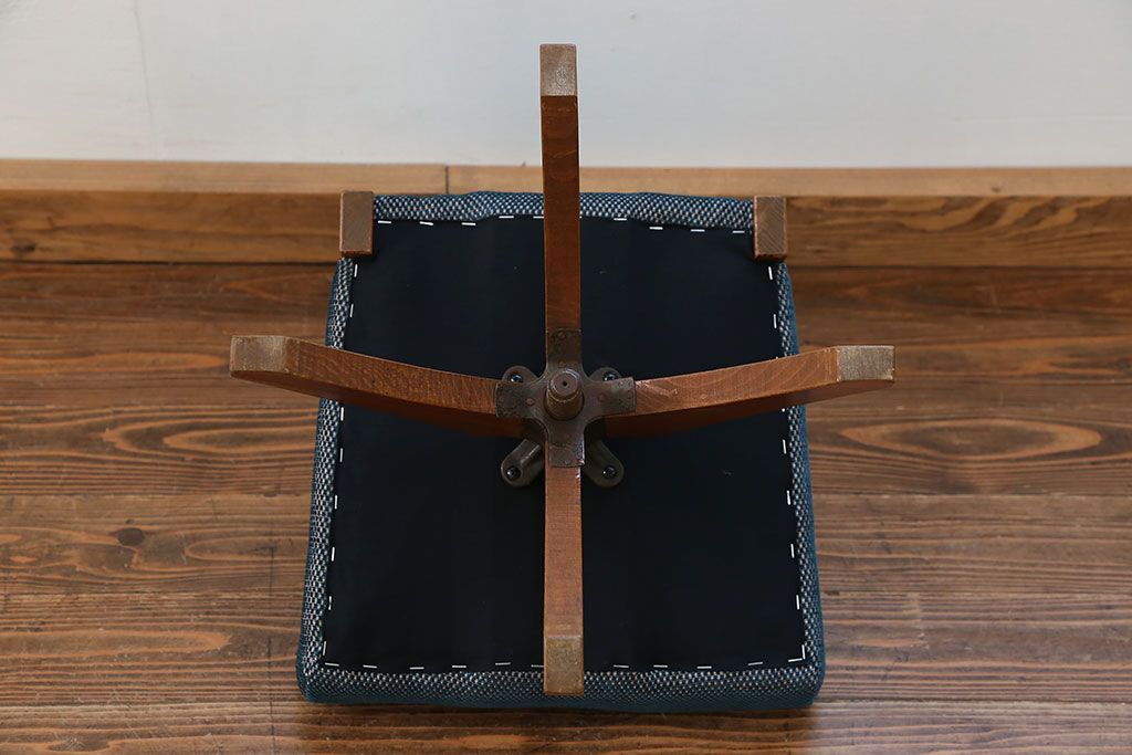 アンティーク家具　アンティーク 古い木の小さな回転椅子(1)(回転イス、チェア)