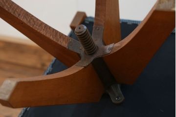 アンティーク家具　アンティーク 古い木の小さな回転椅子(1)(回転イス、チェア)