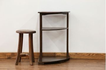 ヴィンテージ家具　1970年頃　ビンテージ品　高級栗材を使用した上質なコーナーラック(飾り棚)
