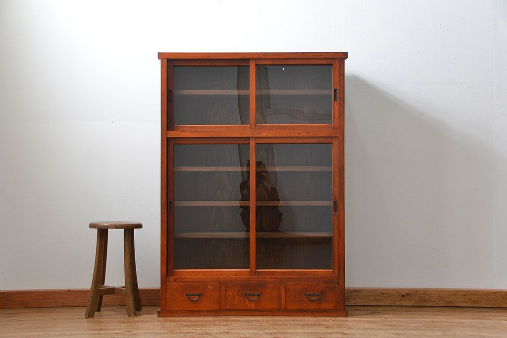 アンティーク家具　アンティーク 古い木の大振りな薄型収納棚(食器棚、飾り棚)